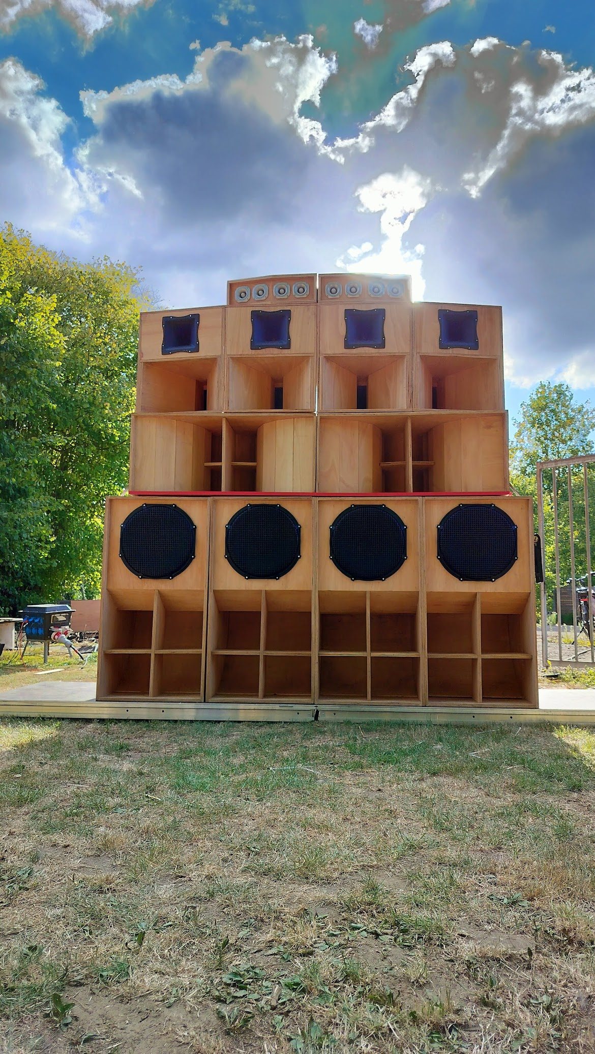 De volle stack van Dubwave in openlucht: vier baskasten naast elkaar met kick, mid en hoog erboven